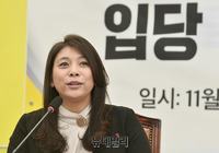 [포토] 정의당 입당 소감 말하는 이자스민 전 의원