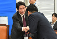 [포토] 유통산업발전법 간담회, 인사 나누는 이인영