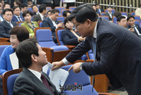 [포토] 민주당 의총, 대화하는 '이인영-전해철'