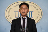 [포토] 기자회견갖는 이창수 한국당 대변인 
