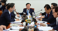 [포토] 회의 주재하는 김재원 예결위 소위원장
