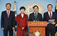 [포토] 기자회견 갖는 한국당 당협위원장들