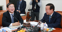 [포토] 국회 예결소위, 대화 나누는 김재원-전해철