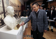 [포토] 이승만 전 대통령 흉상 살펴보는 황교안 