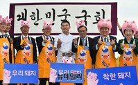[포토] 한돈 홍보위해 돼지탈 쓴 이해찬·이재명