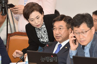 [포토] 국회 국토위 전체회의, 대화하는 '윤호중-김현미'