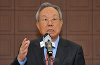 [포토] '文정부의 민생경제 파탄' 토론회 찾은 박관용 전 국회의장