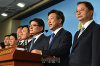 [포토] 입당 인사 소개하는 윤호중 민주당 총선기획단장