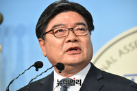 [포토] 더불어민주당 입당하는 김용진 전 기획재정부 제2차관