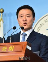 [포토] 민주당 입당하는 김학민 전 순천향대 부총장