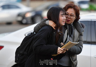 [포토] 수험생과 학부모 "우리딸 화이팅"