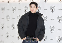[포토] 헨리 "올 겨울 이 패딩으로 정했어요"