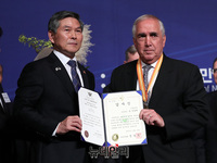 [포토] 한미동맹 만찬 '정경두 장관-존 틸렐리 전 사령관' 기념촬영