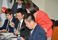 [포토] 이웅길 새터민라운지 대표 위로하는 나경원