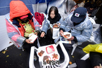 [포토] 살 에는 추위에도 '文퇴진' 외치는 애국시민… 44일째 맞은 靑 철야농성