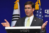 [포토] 취재진 질문에 답하는 '마크 에스퍼' 미국 국방장관