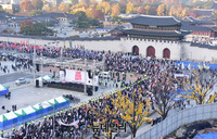 [포토] '문재인 퇴진' 외치며 청와대로 행진하는 시민들
