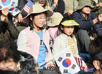 [포토] 아이들도 함께한 '문재인 퇴진 국민대회'