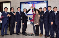 [포토] 민주당 을지로위원회 상생꽃 달기 기념촬영