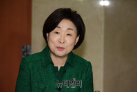 [포토] 국회의원 세비 삭감 법안 관련 답변하는 심상정 대표