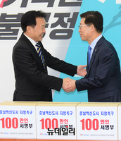 [포토] 악수 나누는 손학규-양승조