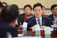 [포토] 의원들의 질문에 답하는 김오수 법무부 차관