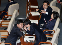 [포토] 국회 본회의장서 대화나누는 '조경태-이은권'