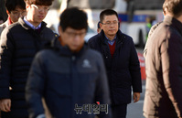 [포토] 단식투쟁장 들어서는 황교안 대표