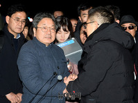 [포토] 두 손 맞잡고 대화하는 '황교안-강기정'