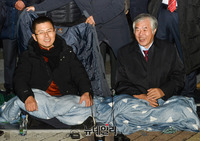 [포토] 단식투쟁 1일째, 대화나누는 '황교안-전광훈'