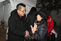 [포토] 단식농성장 찾은 지지자들과 악수 나누는 황교안 대표