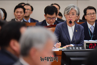 [포토] 국회 외통위 출석한 강경화 외교부 장관