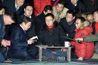 [포토] 황교안 대표 단식농성장 찾은 강기정 정무수석