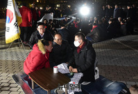 [포토] 지소미아 연장, 청와대 앞 긴급 의원간담회 갖는 한국당