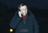 [포토] 지소미아 조건부 연장, 통화하는 황교안