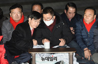 [포토] 청와대 앞서 대화하는 '황교안-조경태'