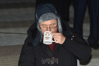 [포토] 3일째 단식농성, 음료 마시는 황교안 대표