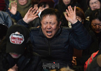 [포토] '문재인 퇴진' 철야농성, 목 놓아 기도하는 시민들