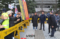 [포토] 단식농성장 찾은 지지자들에게 인사하는 황교안 대표