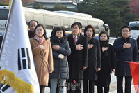 [포토] 청와대 앞에서 국민의례하는 한국당 지도부