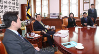 [포토] 대화 나누는 문희상 의장과 여야 3당 원내대표