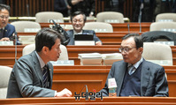 [포토] 민주당 의총, 대화하는 '이해찬-이인영'