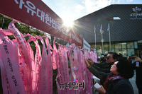 [포토] 단식 7일째 황교안 대표 응원하는 시민들