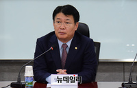 [포토] 공수처법 위헌 검토 세미나 참석한 정용기 정책위의장