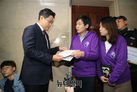 [포토] 오신환 만나는 어린이교통사고피해 유족들