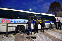 [포토] 청와대 앞 분수대 광장 가장자리에 '1.2m 펜스' 재설치 