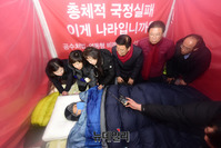 [포토] 황교안 단식중단 설득하는 한국당 지도부