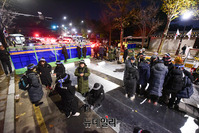 [포토] 주민피해 최소화, 단상차량 빠진 청와대 철야농성장