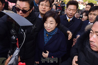 [포토] 경찰 경호 받으며 황교안 단식장 찾는 심상정