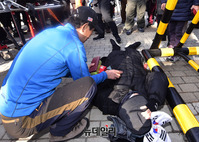 [포토] 黃 찾은 심상정에 항의하다 쓰러진 시민